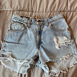 Lightwash Levi’s Distressed Jean Shorts